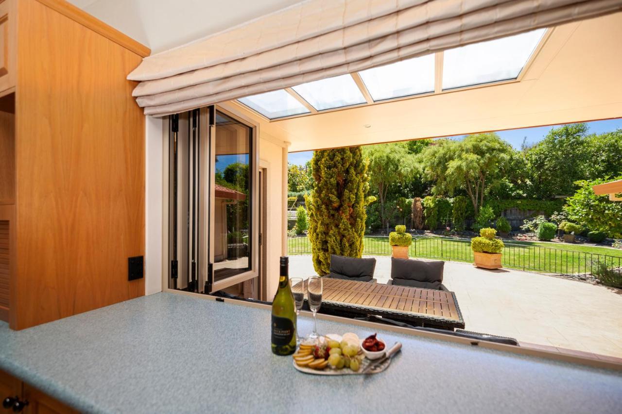 Lake View By Town Taupo Exterior photo